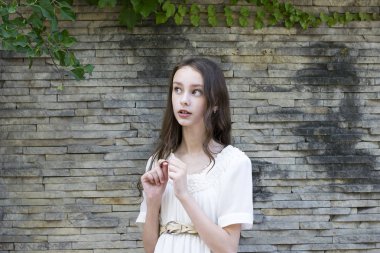 Çekici kız dışında poz