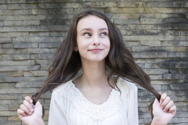 Çekici genç kadın saçlarını dokunmadan