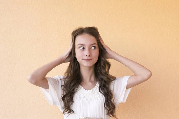 Verträumtes Mädchen posiert draußen — Stockfoto