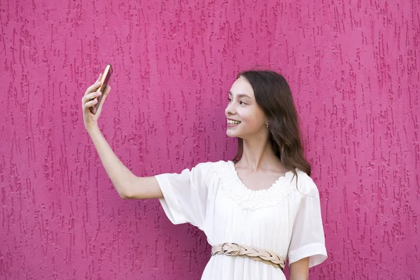 Attraktiva flicka med luxury håret göra selfie — Stockfoto