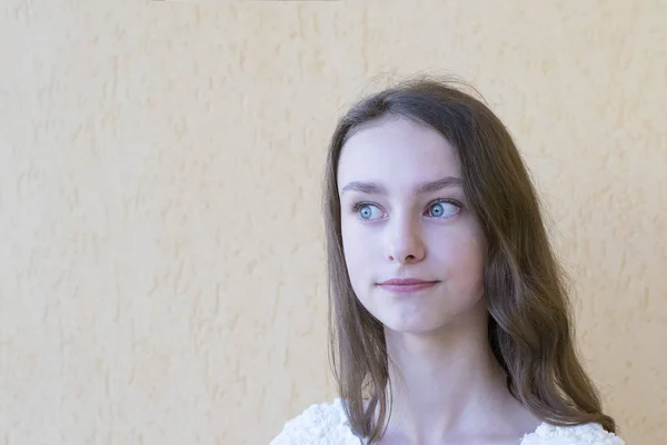 Menina bonito em vestido branco — Fotografia de Stock