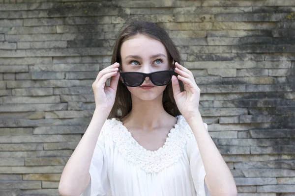 선글라스에 포즈를 취하는 귀여운 소녀 — 스톡 사진