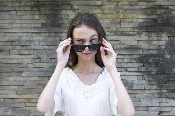 선글라스에 포즈를 취하는 귀여운 소녀 — 스톡 사진