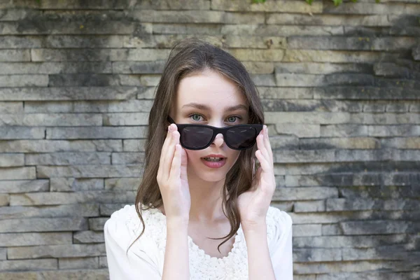 Menina bonito posando em óculos de sol — Fotografia de Stock