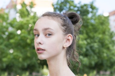 Ayakta dışında ciddi güzel Bayan