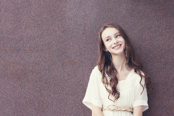 Good-looking brunette lady posing outside — Stock Photo, Image