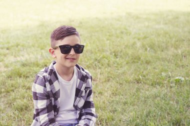 Boy gülümseyerek rahatlatıcı Park
