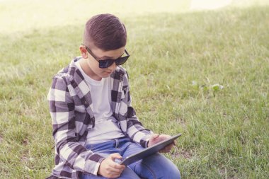 Esmer adam açık havada Tablet PC'yi kullanma