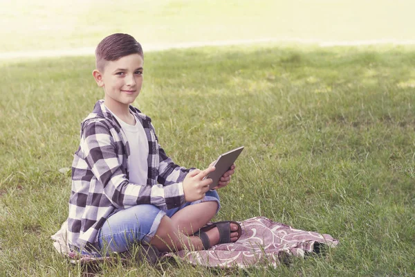 Pojke med hjälp av TabletPC — Stockfoto