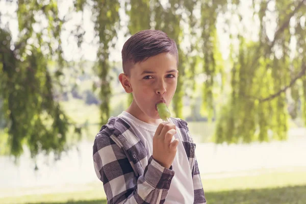 男孩吃冰淇淋 — 图库照片