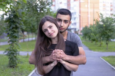 Tatlı lovers Park'ta poz