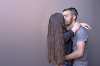 Tatlı sevenler kucaklayan