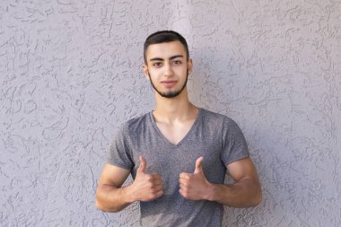 adam gösteren iki başparmak yukarıya