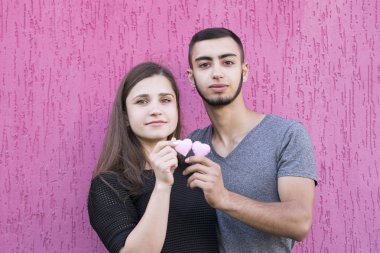 İki küçük kalp tutan şirin sevgi dolu insanlar