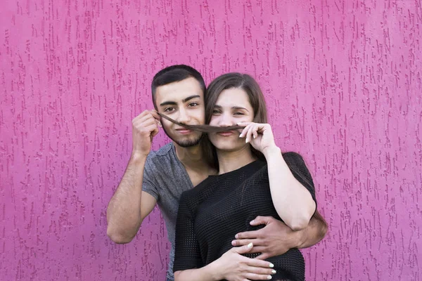 Amantes muito sorridentes brincando com o cabelo — Fotografia de Stock