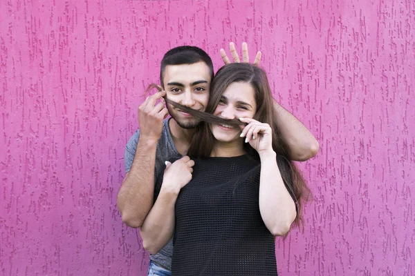 Niño y niña jugando con el pelo —  Fotos de Stock