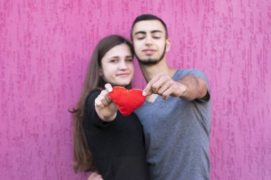 Kırmızı kalpli iki sevgili