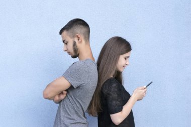 Hoş bir çift arka arkaya poz