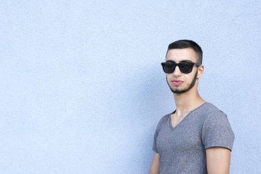 Esmer adam ile ciddi göz atmak arıyorsunuz