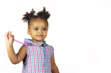Kıvırcık saçlı Afro-Amerikan çocuk