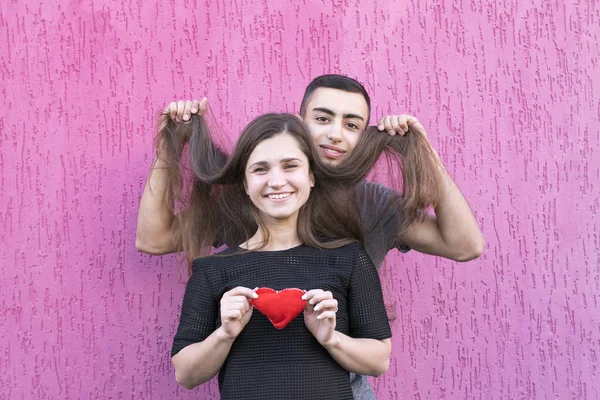 Amantes muito sorridentes brincando com o cabelo — Fotografia de Stock