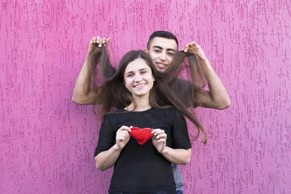 Bastante sonrientes amantes jugando con el pelo —  Fotos de Stock