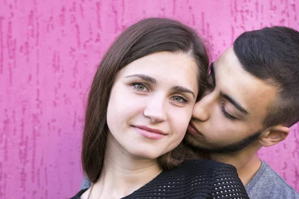 Zoete liefhebbers poseren binnenshuis — Stockfoto