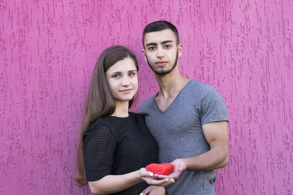 İki sevgili kırmızı kalp tutan — Stok fotoğraf