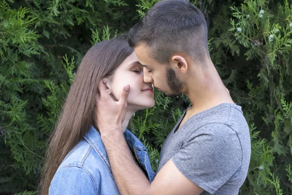 Vriendin en vriend in park — Stockfoto