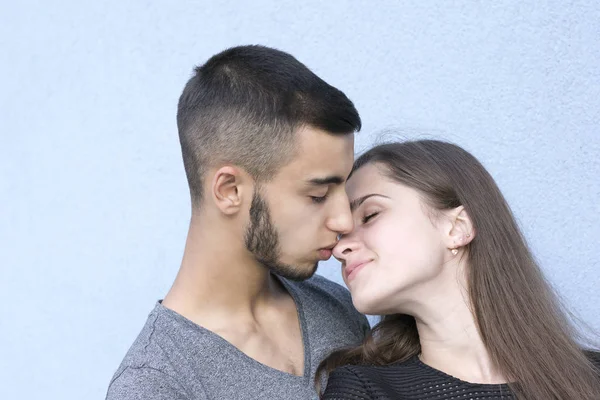 Zwei liebevolle Menschen posieren gemeinsam draußen — Stockfoto