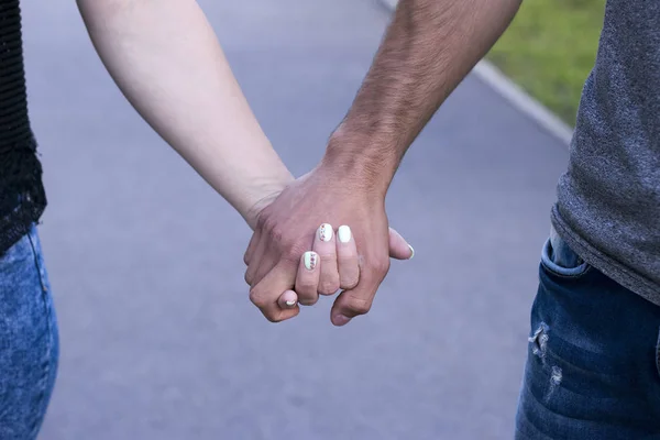 Close up de casal apaixonado segurando as mãos um do outro — Fotografia de Stock