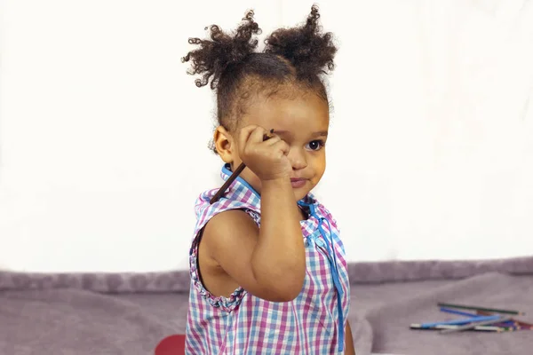 Africké americké dítě s kudrnatými vlasy — Stock fotografie