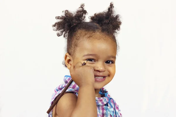 Rozkošný africké americké dítě s kudrnatými vlasy — Stock fotografie
