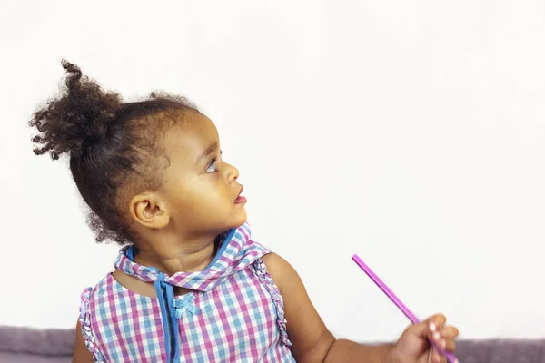 Красива дитина з олівцем — стокове фото