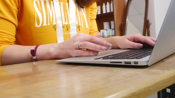 4k Γυναικεία χέρια πληκτρολογήστε στο πληκτρολόγιο laptop αγγίζοντας touchpad με δάχτυλα — Αρχείο Βίντεο
