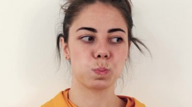 Beyaz arka planda gülümseyen genç kadın