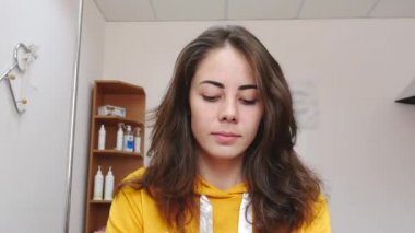 Dizüstü bilgisayarda yazan kadın