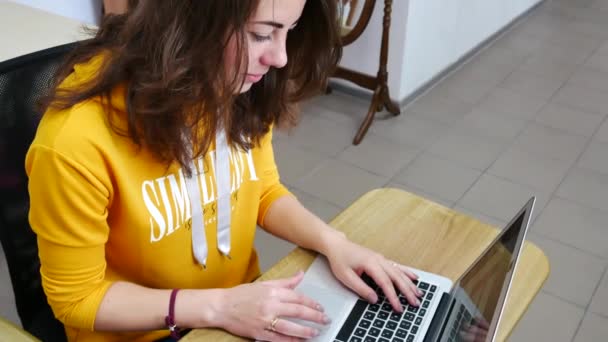 Jonge vrouw werkt op laptop — Stockvideo