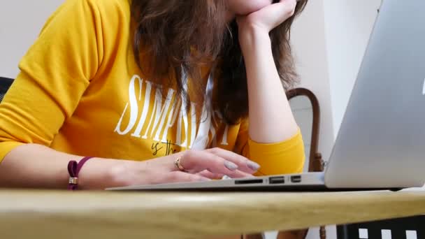 Сумна жінка працює на ноутбуці — стокове відео
