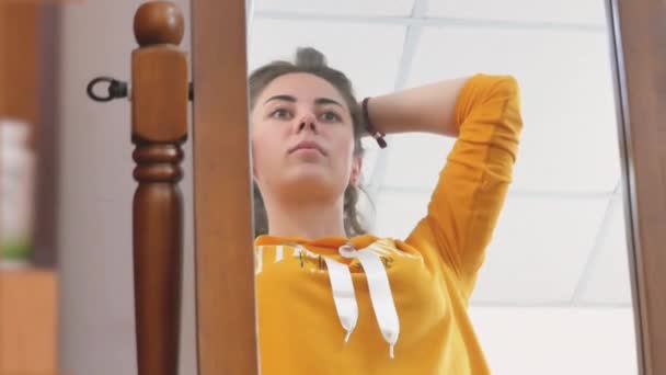 Mujer tocando el cabello — Vídeos de Stock