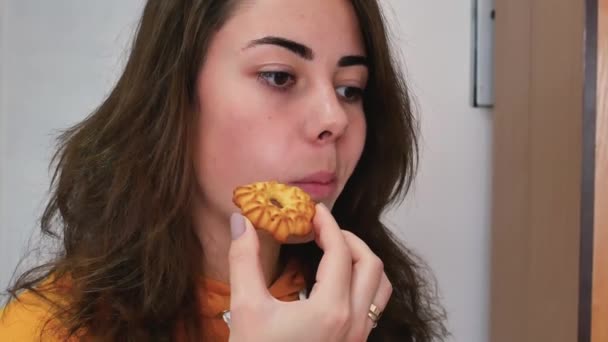 Mulher comer biscoito — Vídeo de Stock