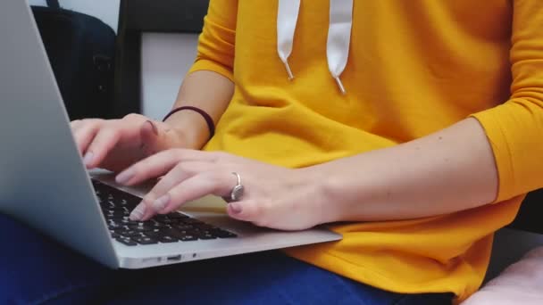 Mujer escribiendo en un ordenador portátil — Vídeos de Stock