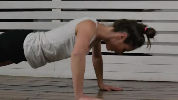 Vrouw doet push-ups — Stockvideo