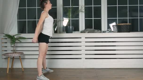 Femme athlétique faisant squats à l'intérieur — Video