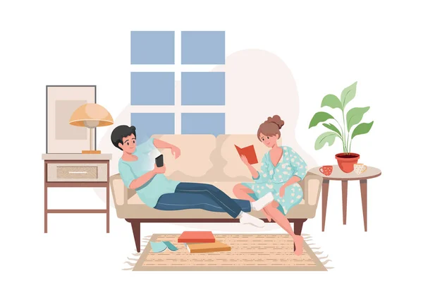 Mann und Frau sitzen auf dem Sofa, surfen im Internet und lesen Bücher.. — Stockvektor