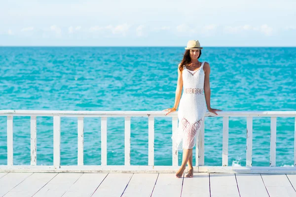 Junge Frau Weißen Kleid Meer Und Strahlender Himmel Hintergrund Stockbild