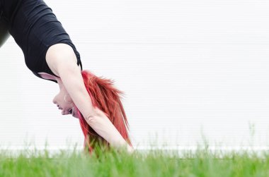 Güzel yoga yoga mat beyaz duvar arka plan üzerinde izole kızla