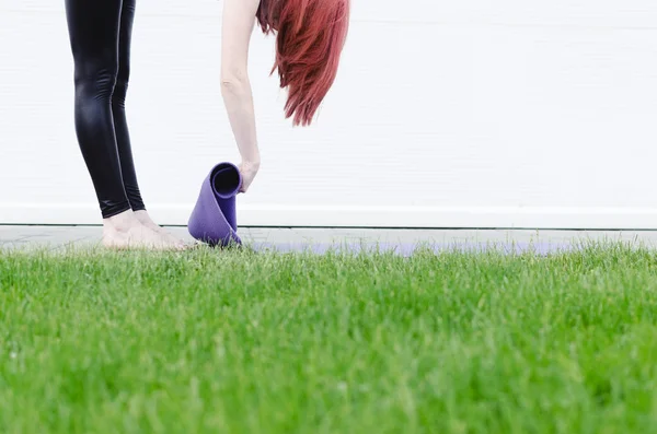 Donna Ragazza Immagine Ritagliata Stendere Tappeto Preparazione Classe Yoga Grande — Foto Stock