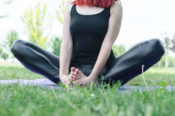 Красивая Рыжая Женщина Практикует Йогу Траве Парке Муравей Видом Спортивная — стоковое фото
