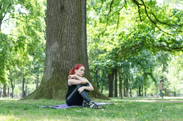 Ευέλικτη Γυναίκα Κάνει Γιόγκα Για Την Πράσινη Χλόη Στο Πάρκο — Φωτογραφία Αρχείου